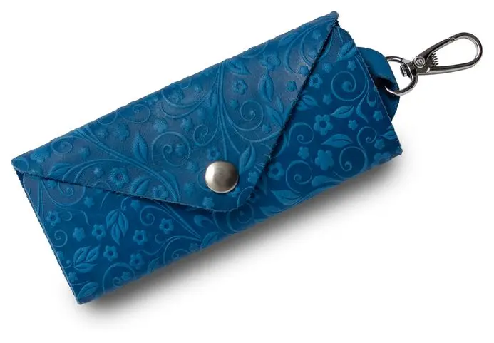 Ключница из натуральной кожи на кнопке, голубая, тиснение "Флаверс"