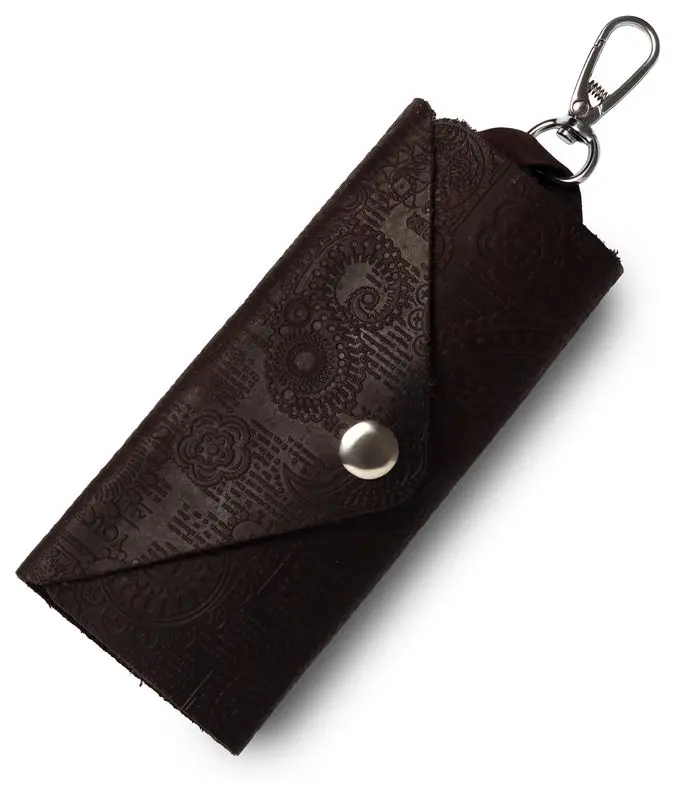 Ключница из натуральной кожи на кнопке, коричневая, тиснение "Индийский орнамент"
